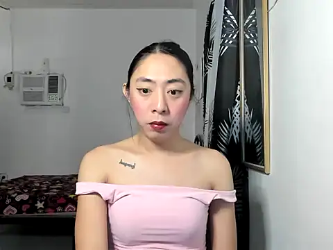 Snapshot of ErikaJayne4u chatting on February 2026 05:01:02 AM ErikaJayne4u online show from February 2026 05:01:02 AM