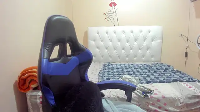 Leylafourniert online show from February 2025 07:49:01 PM