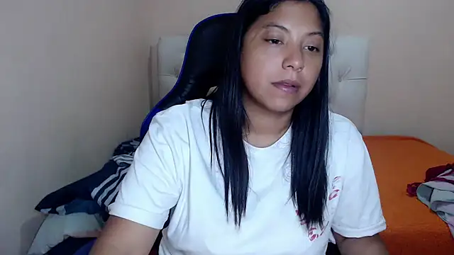 Snapshot of Leylafourniert chatting on December 2025 08:14:02 PM Leylafourniert online show from December 2025 08:14:02 PM