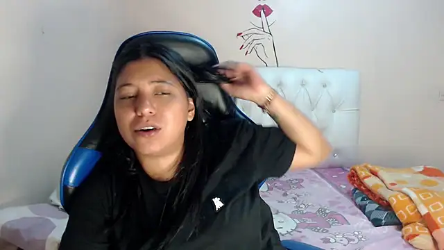 Snapshot of Leylafourniert chatting on December 2025 05:42:02 PM Leylafourniert online show from December 2025 05:42:02 PM