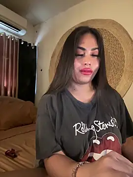 Snapshot of BigDominaMia chatting on May 2026 01:44:01 AM BigDominaMia online show from May 2026 01:44:01 AM