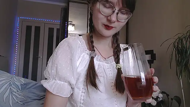 KiraGoldens online show from September 2025 07:24:02 AM