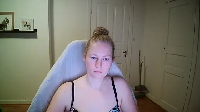 Girlnina-1995 online show from October 2025 07:48:02 PM