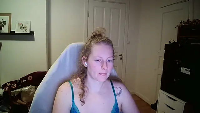 Girlnina-1995 online show from February 2026 09:35:01 PM