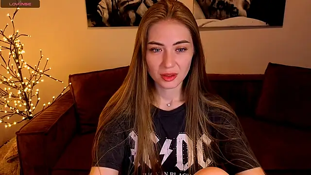 Snapshot of Adelyna_Bird chatting on June 2026 06:52:01 AM Adelyna Bird online show from June 2026 06:52:01 AM