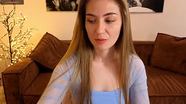 Snapshot of Adelyna_Bird chatting on July 2026 07:04:02 AM Adelyna Bird online show from July 2026 07:04:02 AM