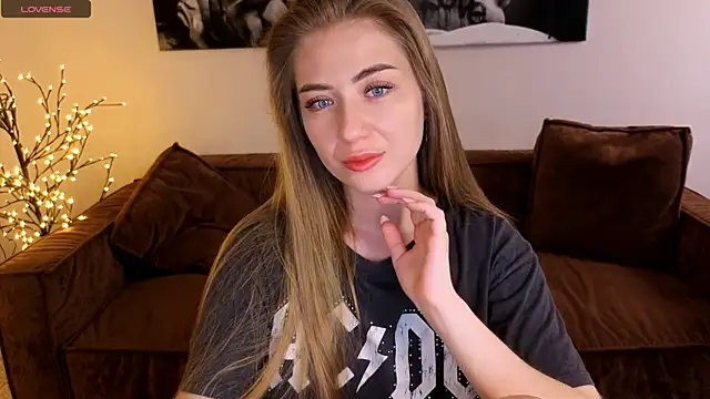 Snapshot of Adelyna_Bird chatting on July 2026 07:08:01 AM Adelyna Bird online show from July 2026 07:08:01 AM