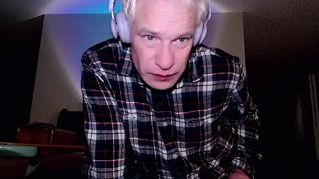 Snarfle82 online show from October 2025 04:40:02 AM