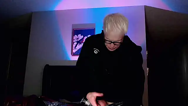 Snarfle82 online show from November 2025 01:04:01 AM