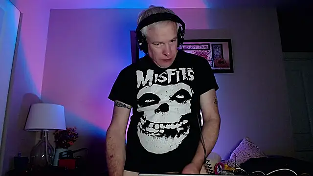 Snarfle82 online show from November 2025 01:11:01 PM