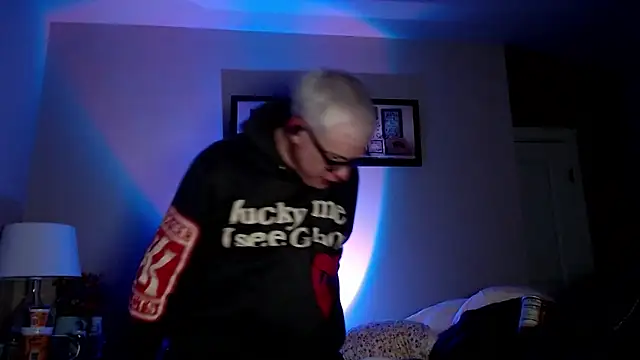 Snarfle82 online show from November 2025 08:38:01 AM