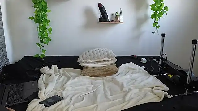 Moxxxie online show from March 2025 04:35:01 PM