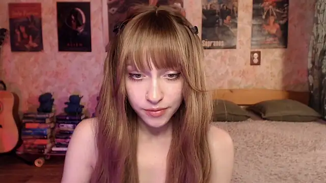 Snapshot of Friendly_Ellie chatting on June 2026 12:33:02 AM Friendly Ellie online show from June 2026 12:33:02 AM