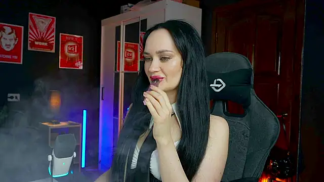 QueenAliss online show from November 2025 07:01:01 AM