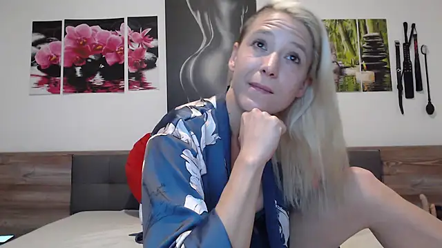 Naschkatze01 online show from October 2025 06:12:01 AM