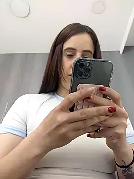 Amira Milker online show from September 2025 01:11:02 PM