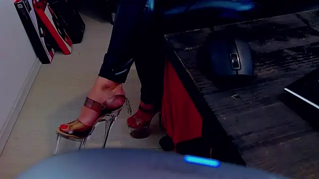 Snapshot of DommeBellatrix chatting on January 2025 09:43:02 AM DommeBellatrix online show from January 2025 09:43:02 AM