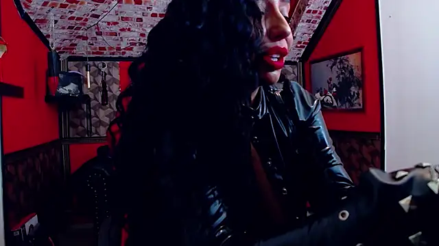 Snapshot of DommeBellatrix chatting on October 2025 06:21:01 AM DommeBellatrix online show from October 2025 06:21:01 AM