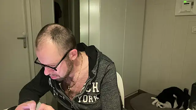 Snapshot of FABIOGLASSES chatting on November 2025 10:20:02 PM FABIOGLASSES online show from November 2025 10:20:02 PM