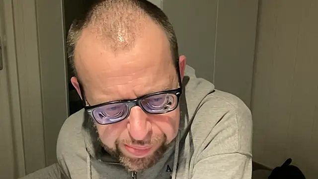 Snapshot of FABIOGLASSES chatting on November 2025 10:45:01 PM FABIOGLASSES online show from November 2025 10:45:01 PM