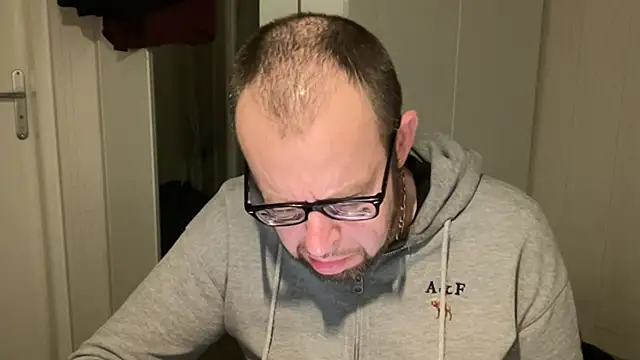 Snapshot of FABIOGLASSES chatting on November 2025 10:58:02 PM FABIOGLASSES online show from November 2025 10:58:02 PM