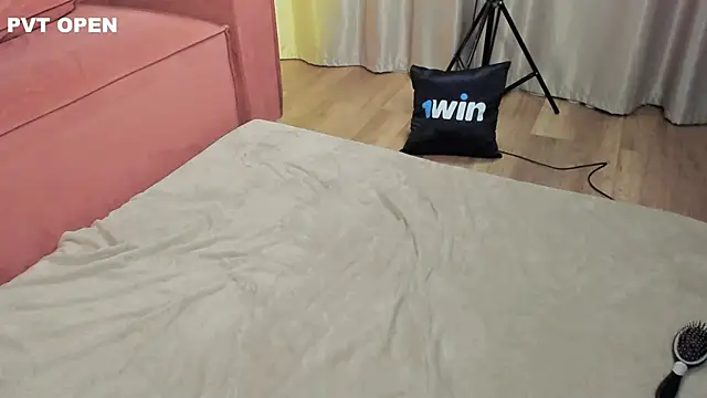 Snapshot of hlopushkahouse chatting on January 2025 05:02:02 PM hlopushkahouse online show from January 2025 05:02:02 PM