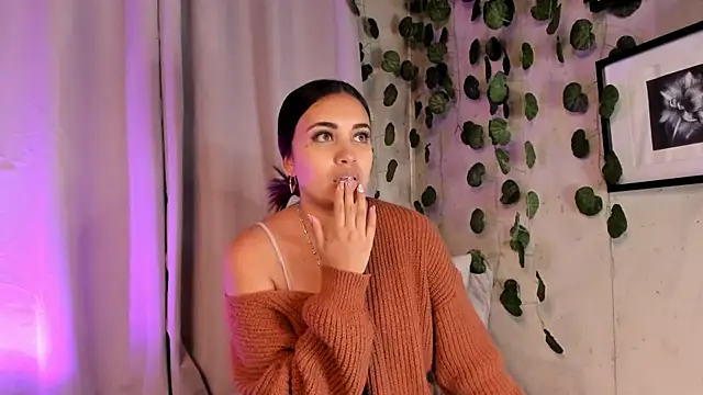 aisha es online show from February 2025 11:04:02 PM