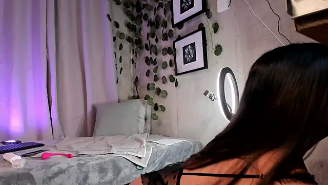 aisha es online show from February 2025 10:59:02 PM