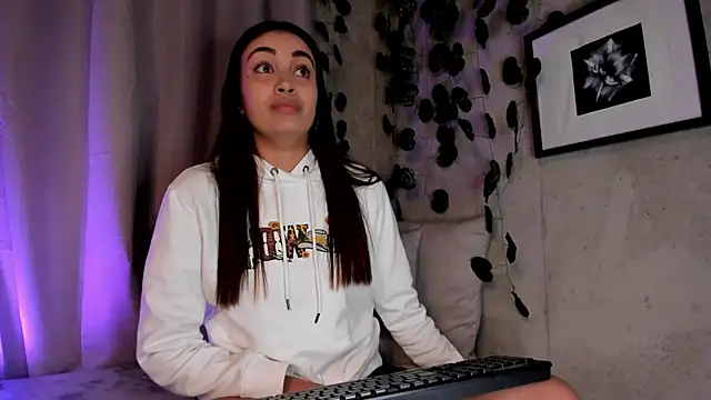 aisha es online show from March 2025 10:31:02 PM