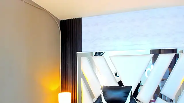 Linda4Petite online show from October 2025 06:08:01 PM