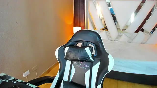 Linda4Petite online show from March 2026 06:30:02 PM