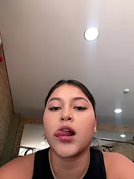 lunablossom  online show from December 2024 06:35:02 PM