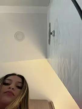 lunablossom  online show from February 2025 07:59:02 PM