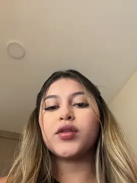 lunablossom  online show from November 2025 05:17:01 PM