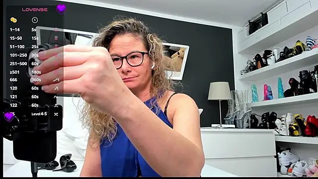 izzy-mendosa online show from January 2025 02:30:01 PM