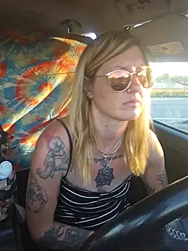 Snapshot of SheIsSomething chatting on January 2026 12:26:02 AM SheIsSomething online show from January 2026 12:26:02 AM