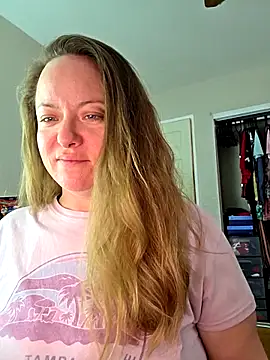 Snapshot of julimonroe chatting on December 2025 08:26:01 PM julimonroe online show from December 2025 08:26:01 PM