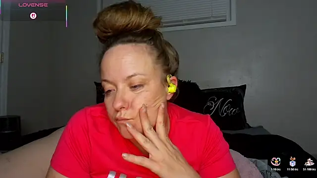 Snapshot of julimonroe chatting on December 2025 03:12:01 AM julimonroe online show from December 2025 03:12:01 AM