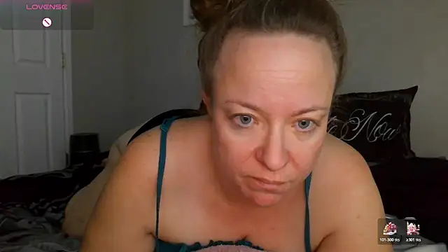 Snapshot of julimonroe chatting on December 2025 10:43:01 AM julimonroe online show from December 2025 10:43:01 AM