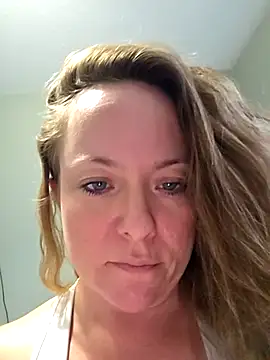 Snapshot of julimonroe chatting on January 2026 09:07:02 PM julimonroe online show from January 2026 09:07:02 PM