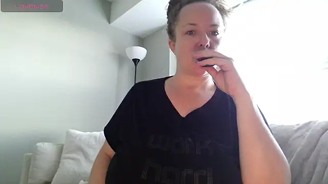 Snapshot of julimonroe chatting on January 2026 02:44:01 PM julimonroe online show from January 2026 02:44:01 PM