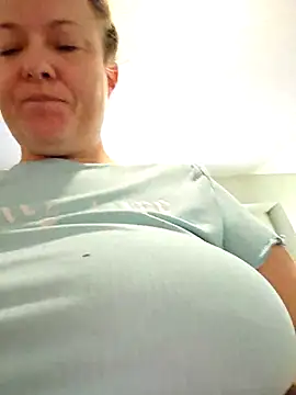 Snapshot of julimonroe chatting on January 2026 02:55:02 PM julimonroe online show from January 2026 02:55:02 PM