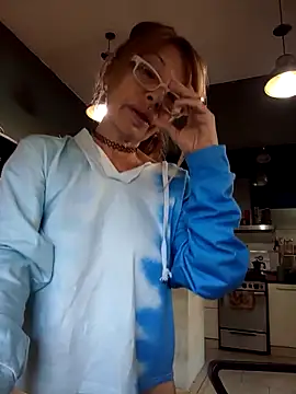 Snapshot of FrozenWaffle chatting on May 2026 04:01:01 PM FrozenWaffle online show from May 2026 04:01:01 PM