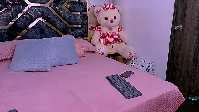 Snapshot of Tania_white89 chatting on May 2026 02:33:01 PM Tania white89 online show from May 2026 02:33:01 PM