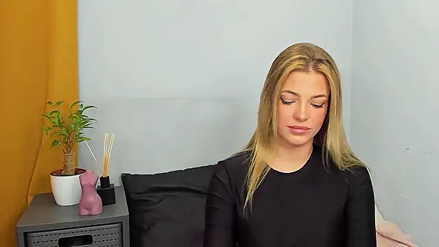 Snapshot of LilyBlondee chatting on December 2024 07:32:02 PM LilyBlondee online show from December 2024 07:32:02 PM