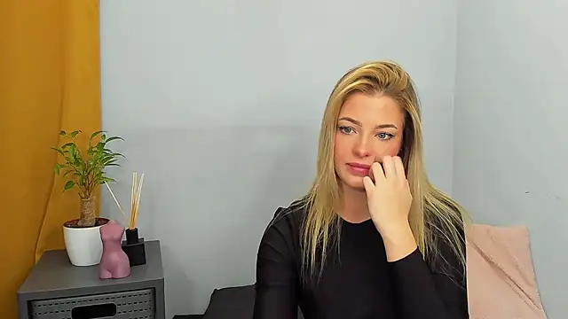 Snapshot of LilyBlondee chatting on December 2024 10:47:01 PM LilyBlondee online show from December 2024 10:47:01 PM