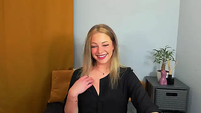 Snapshot of LilyBlondee chatting on March 2025 08:37:02 PM LilyBlondee online show from March 2025 08:37:02 PM