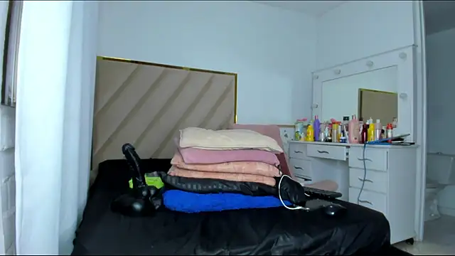 Niki Kerr online show from September 2025 02:34:02 AM