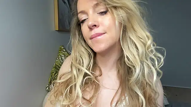 BelieveinEmliy online show from December 2024 11:48:01 AM