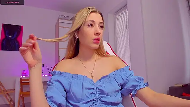 Snapshot of HotCarolineXO chatting on February 2025 07:40:01 AM HotCarolineXO online show from February 2025 07:40:01 AM